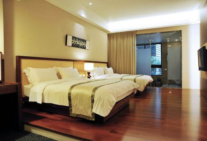 اتاق خانوادگی, Crownshine Resort