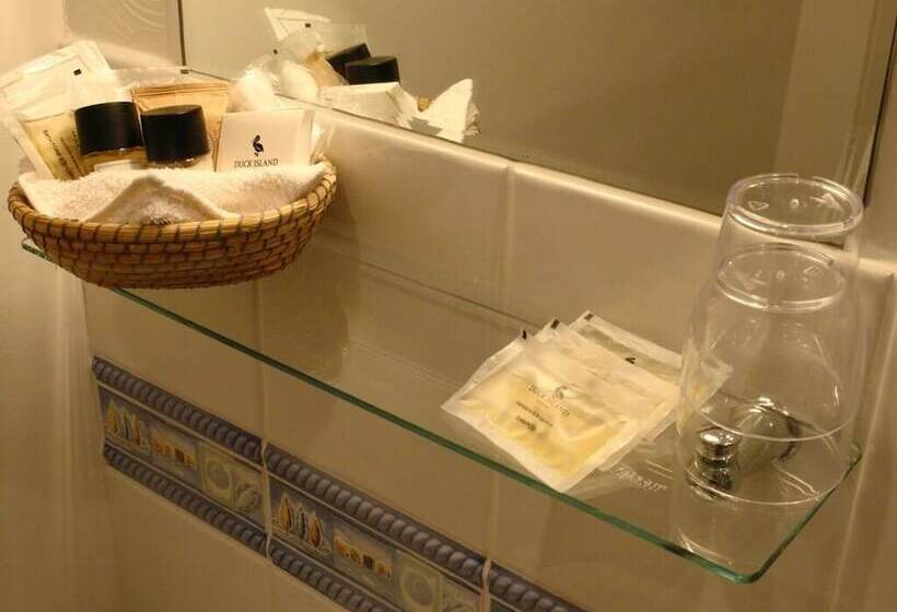 اتاق استاندارد سه نفره, Midway Guest House