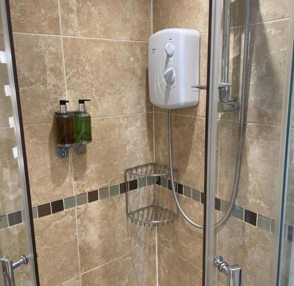 חדר משפחתי, North Crest