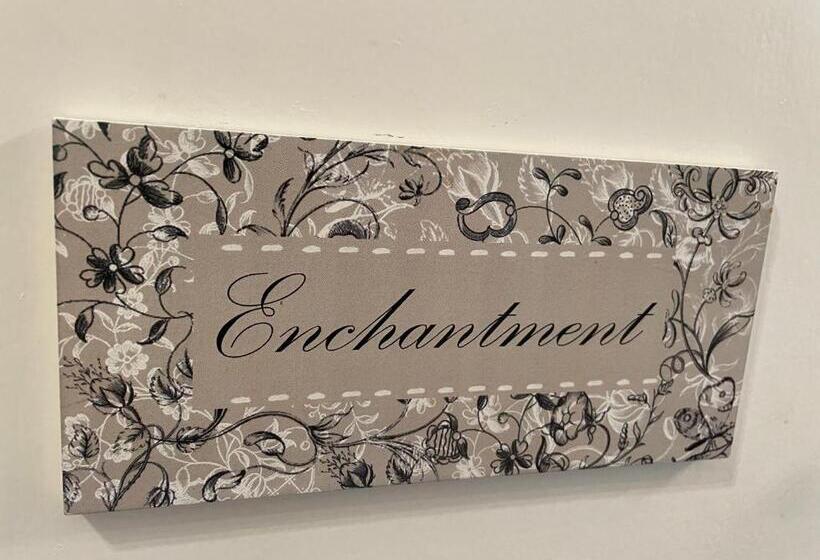 חדר משפחתי, North Crest