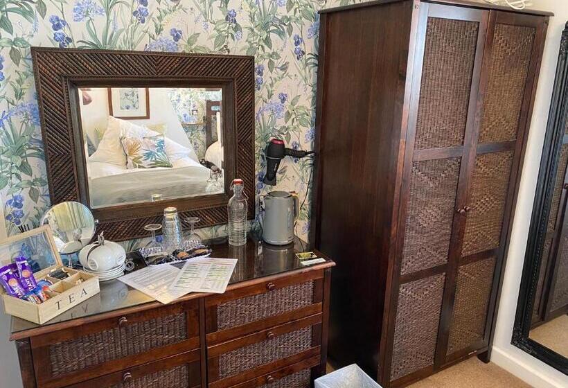 חדר משפחתי, North Crest