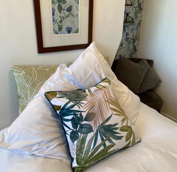 חדר משפחתי, North Crest