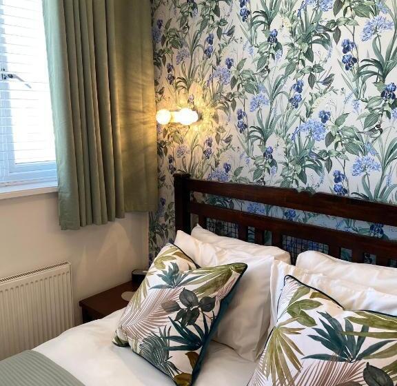 חדר משפחתי, North Crest