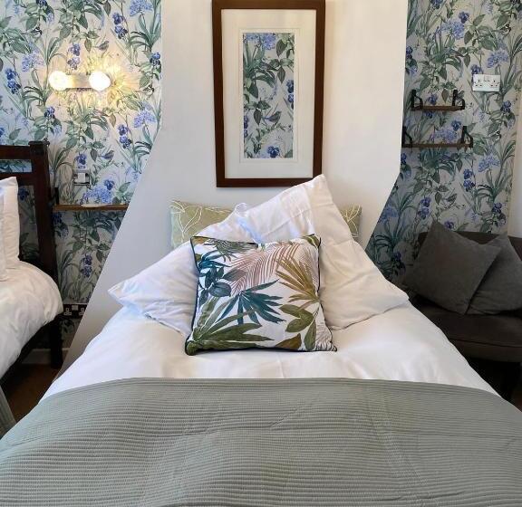 Quarto Familiar, North Crest