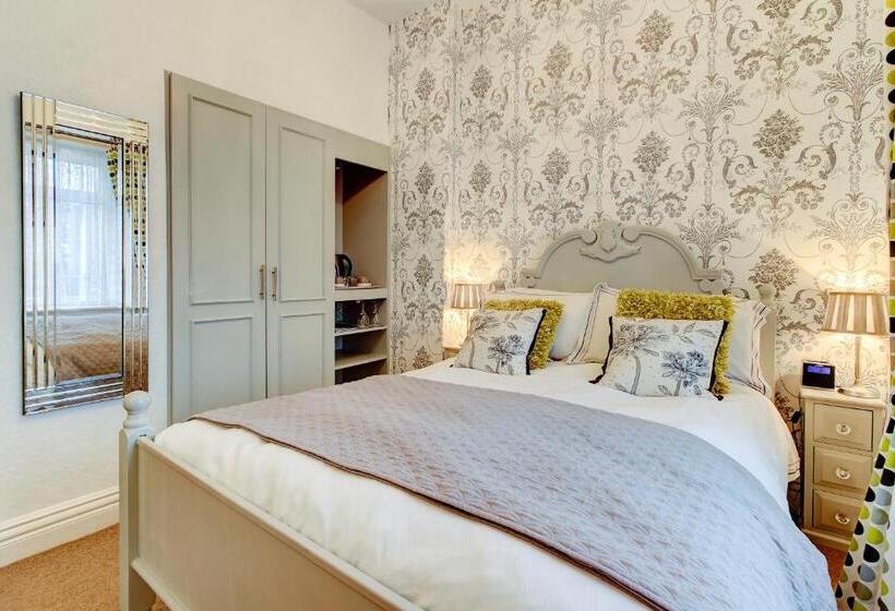 חדר בסיסי, North Crest