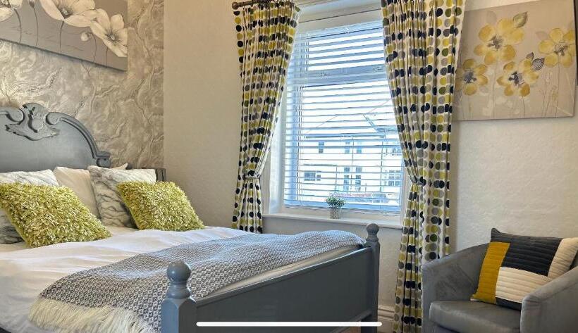 חדר בסיסי, North Crest