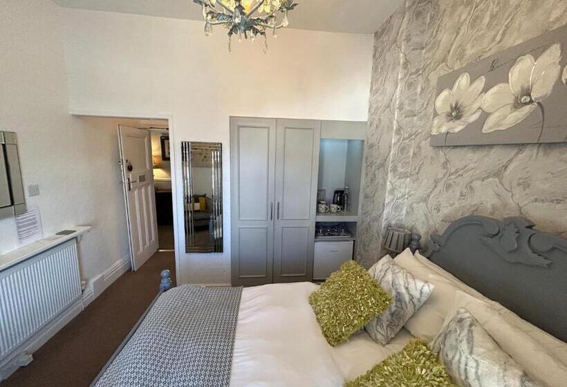 חדר בסיסי, North Crest