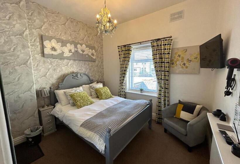 חדר בסיסי, North Crest