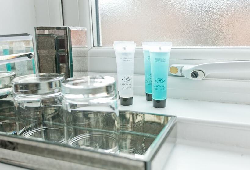 חדר סטנדרט לשלושה, The Rosebery Boutique