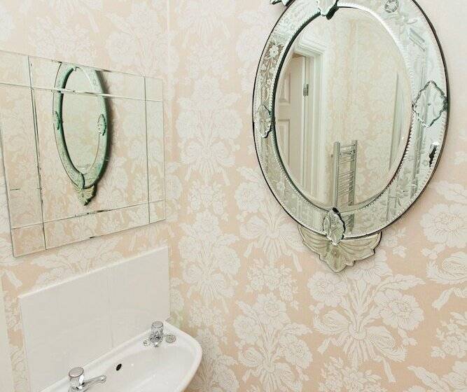 חדר סטנדרט לשלושה, The Rosebery Boutique