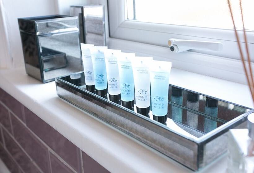 חדר סטנדרט לשלושה, The Rosebery Boutique