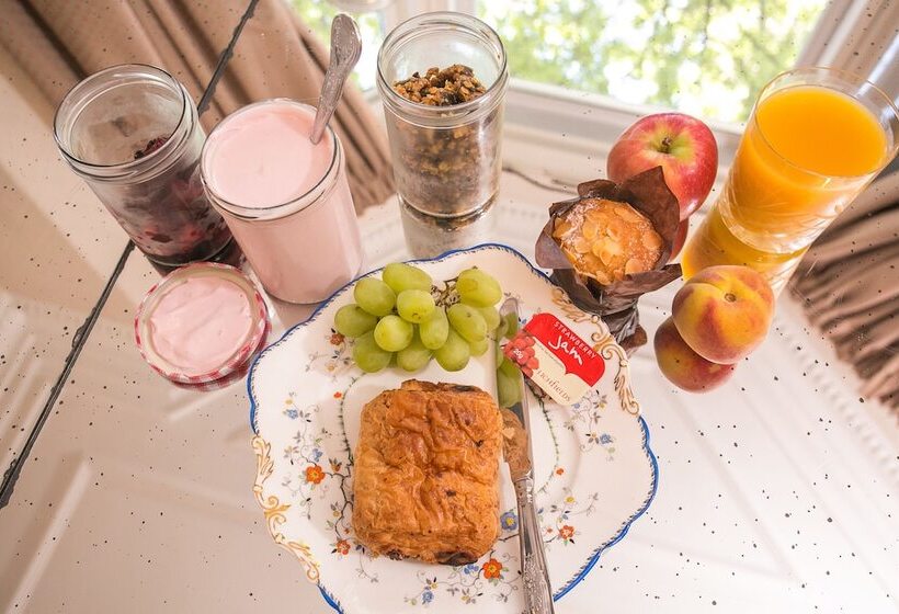 חדר סטנדרט לשלושה, The Rosebery Boutique