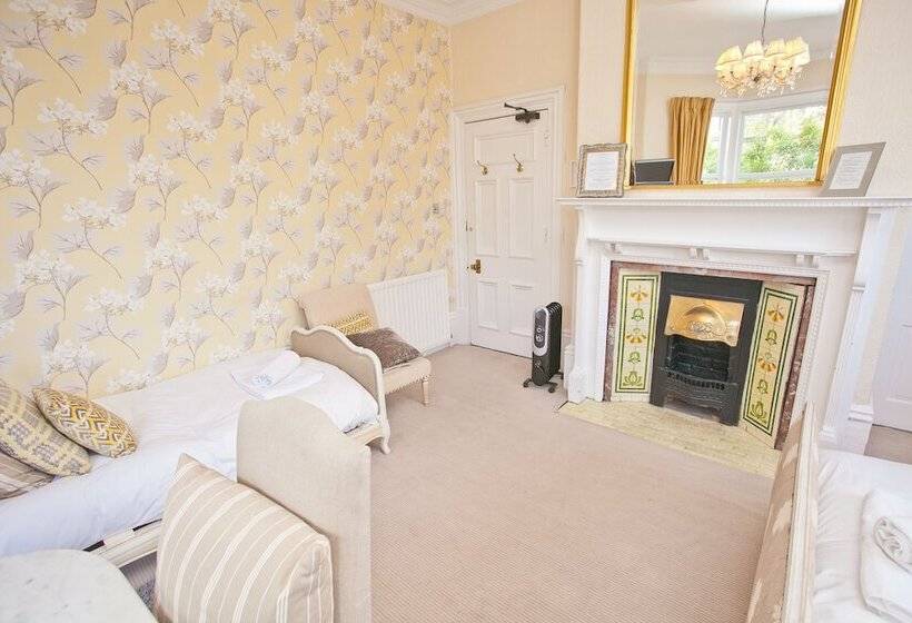 חדר סטנדרט לשלושה, The Rosebery Boutique