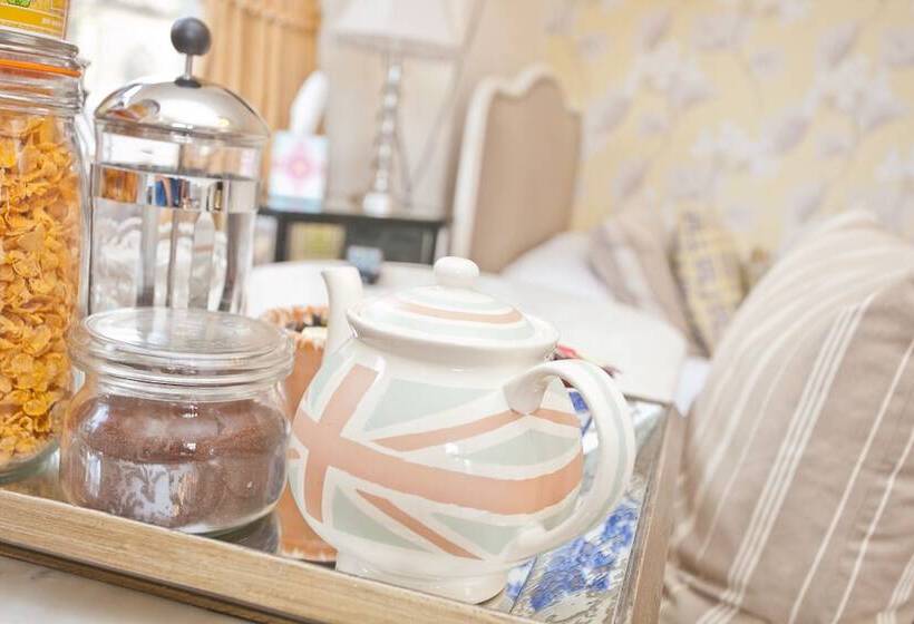 חדר סטנדרט לשלושה, The Rosebery Boutique