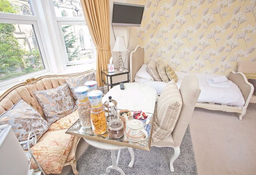 חדר סטנדרט לשלושה, The Rosebery Boutique