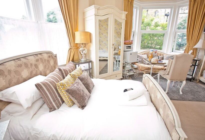 חדר סטנדרט לשלושה, The Rosebery Boutique