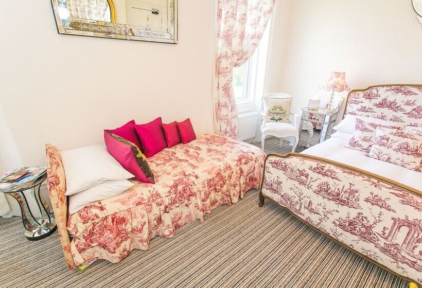 חדר סטנדרט לשלושה, The Rosebery Boutique