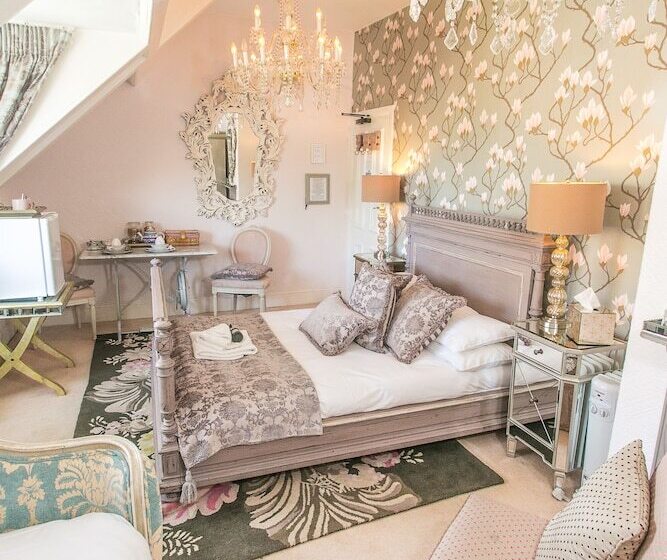 חדר סטנדרט לשלושה, The Rosebery Boutique