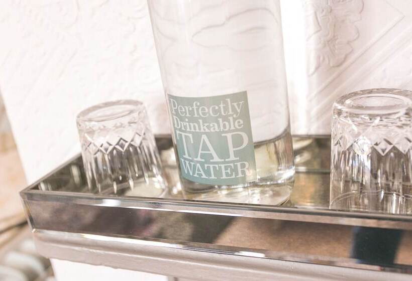 חדר סטנדרט לשלושה, The Rosebery Boutique