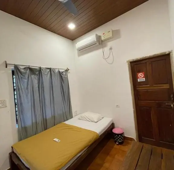 スタンダードスタジオ, The Beachside Hostel