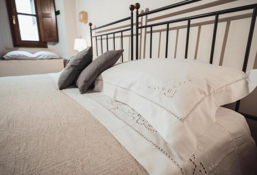 غرفة قياسية ثلاثية, Affittacamere L Alunno