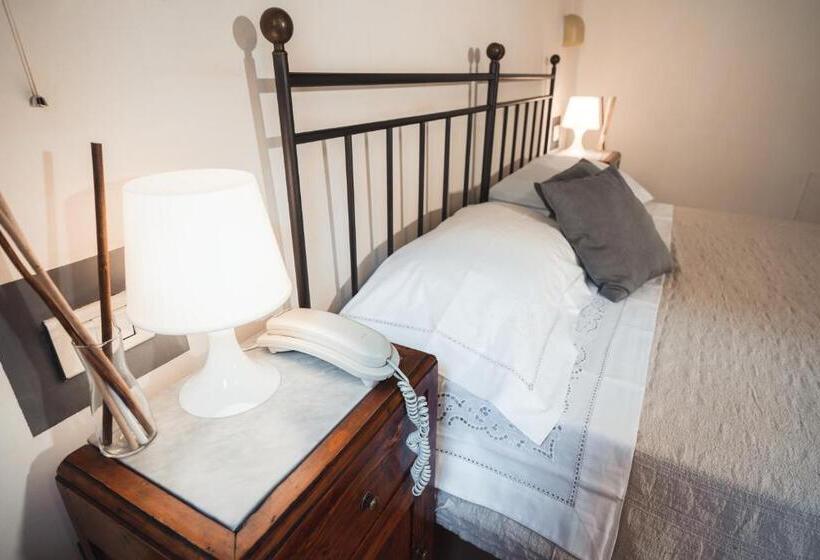 غرفة قياسية ثلاثية, Affittacamere L Alunno