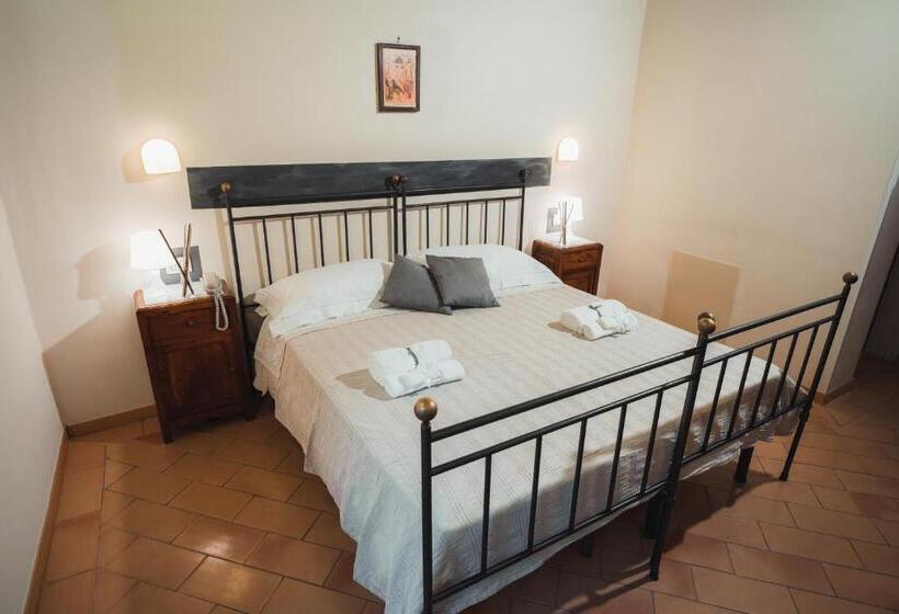 غرفة قياسية ثلاثية, Affittacamere L Alunno