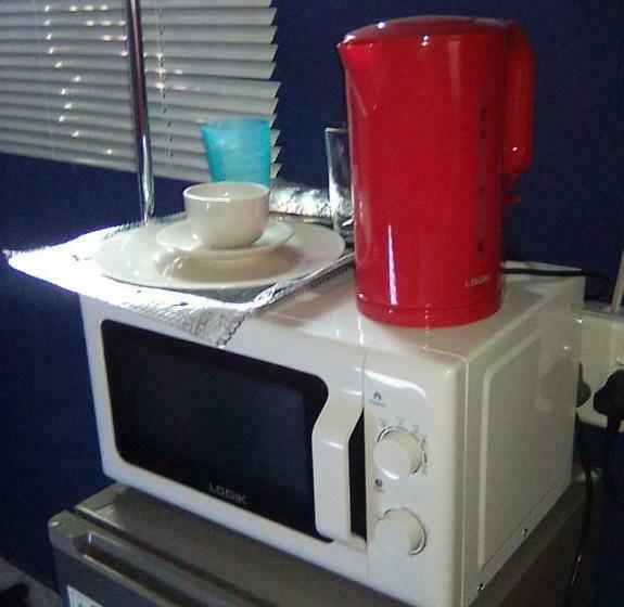 اتاق اکونومی, Destiny B&b