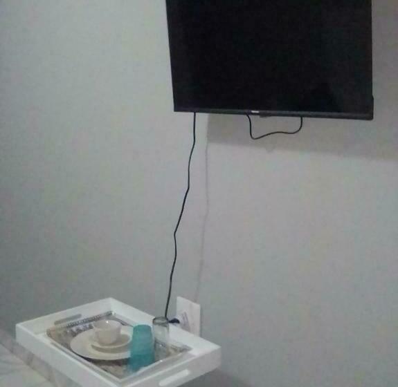 اتاق اکونومی, Destiny B&b