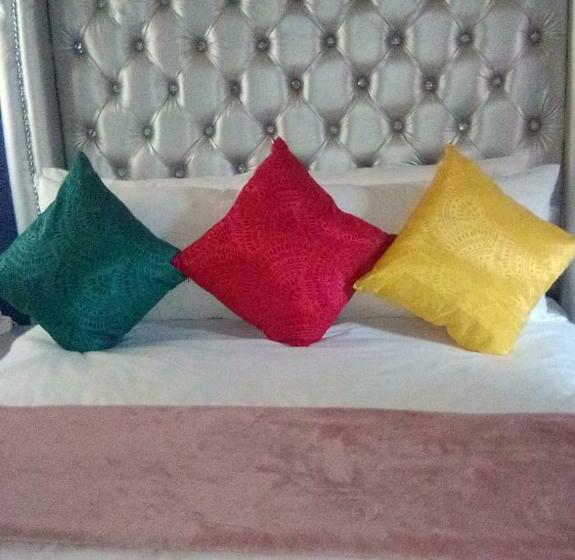 اتاق لوکس خانوادگی, Destiny B&b