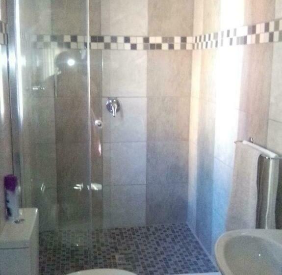 اتاق اکونومی, Destiny B&b