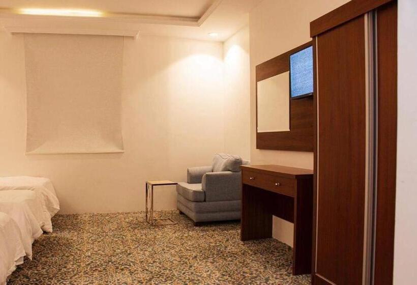 غرفة قياسية ثلاثية, فندق برايت