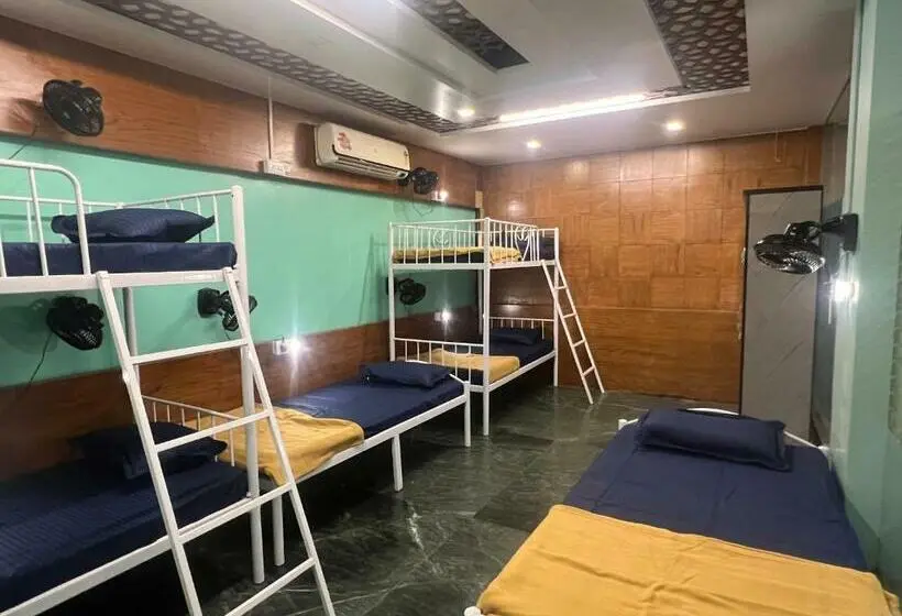 Bed in een Gedeelde Kamer, Backpackers Hostel