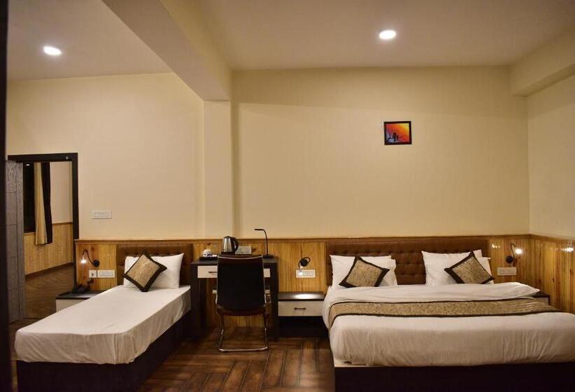 豪华三人间, Montana Vyoo