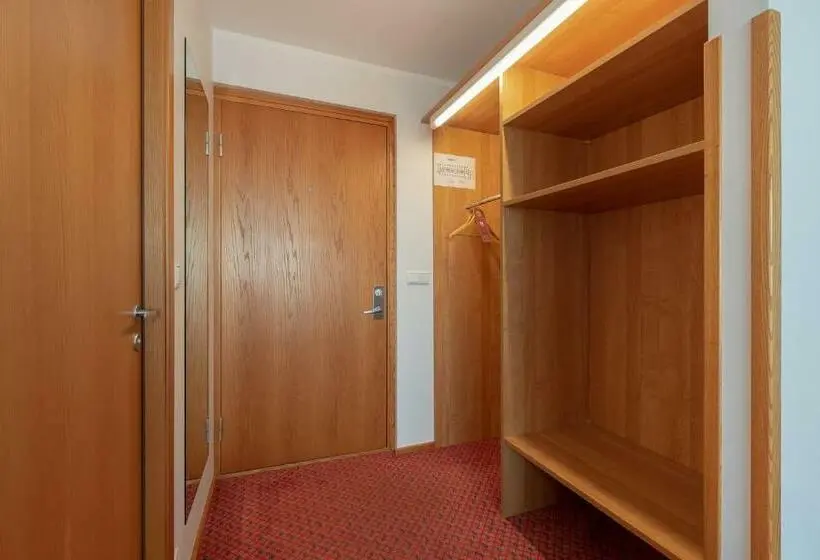 اتاق استاندارد با بالکن, Raadimõisa Hotell