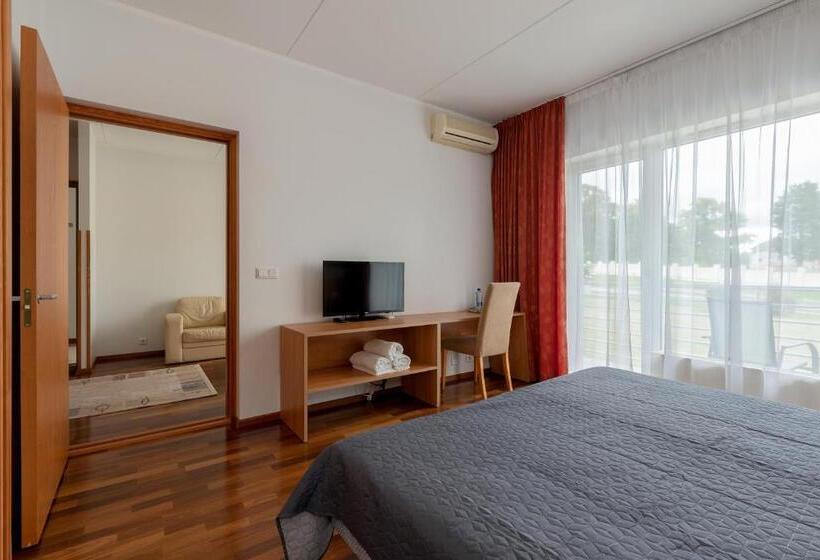 سوئیت با بالکن, Raadimõisa Hotell
