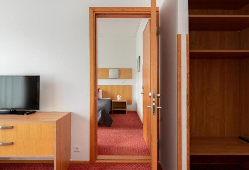 اتاق خانوادگی, Raadimõisa Hotell