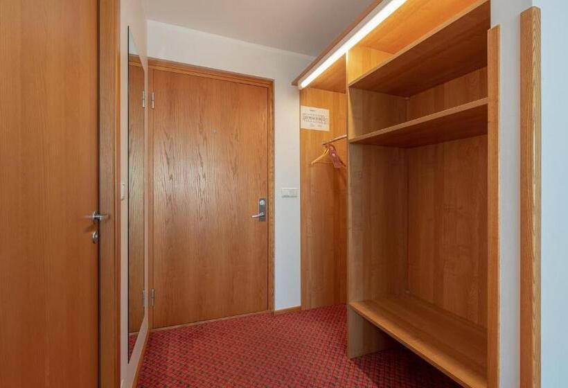 اتاق استاندارد سه تخته با بالکن, Raadimõisa Hotell