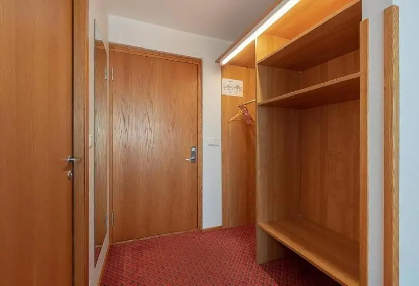 اتاق استاندارد سه تخته با بالکن, Raadimõisa Hotell