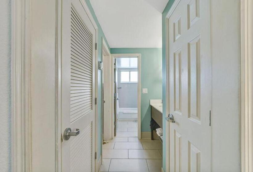 شقة غرفة واحدة, The Malone