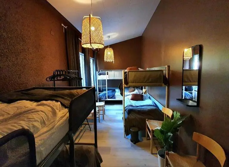 اتاق خانوادگی, The Bank Sleeping Guesthouse