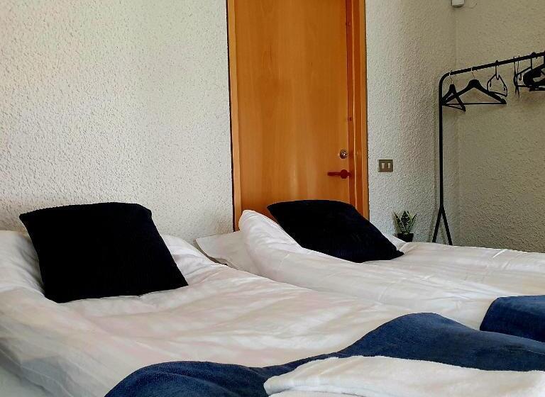 اتاق خانوادگی با چشمانداز کوه, The Bank Sleeping Guesthouse