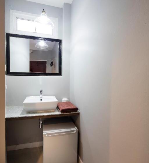 اتاق استاندارد یک نفره, At Hua Lamphong