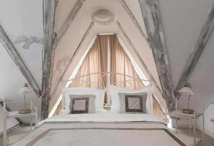 Habitació Àtic, Conacul Archia