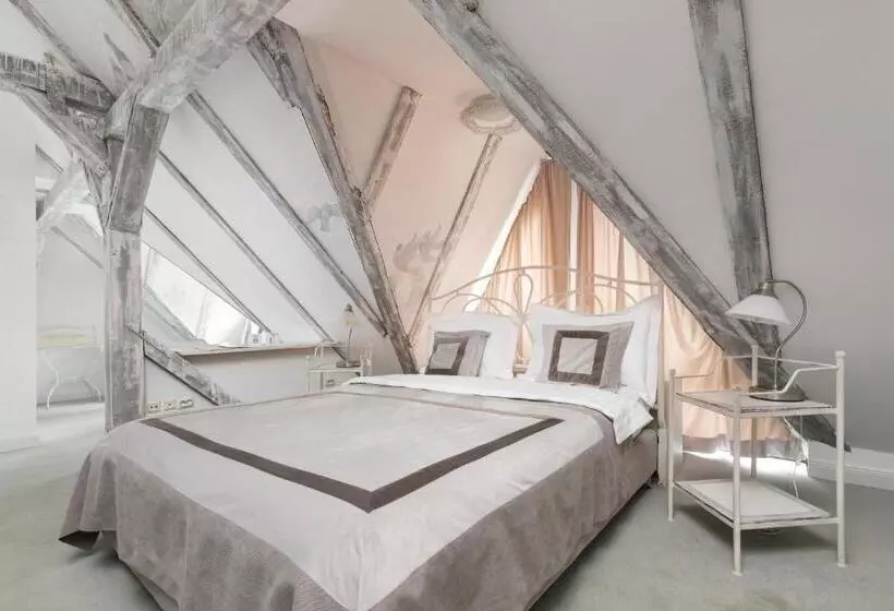 Habitació Àtic, Conacul Archia