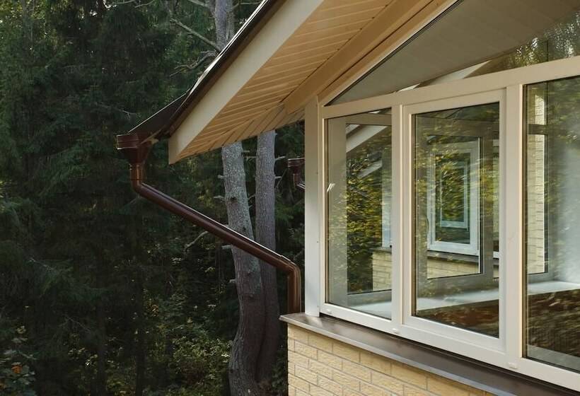 غرفة قياسية, House Of The Hunter