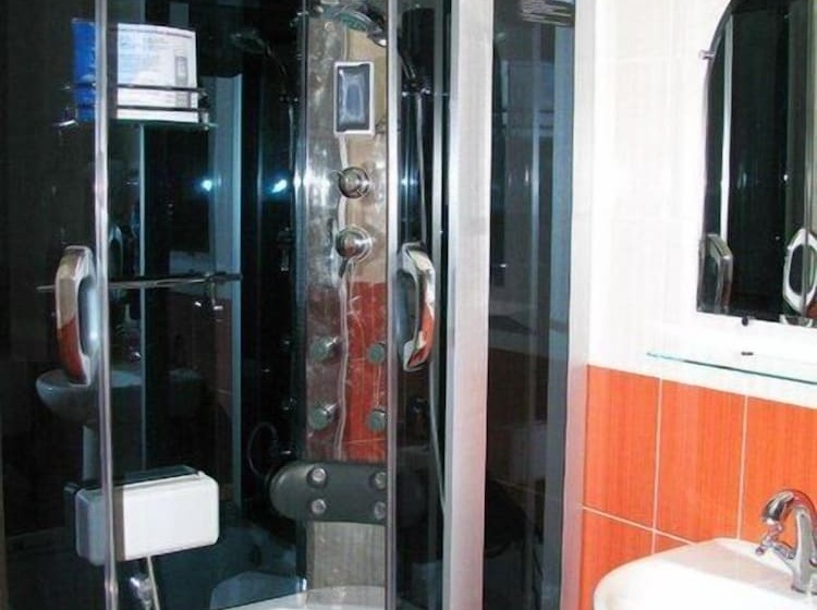 شقة غرفة واحدة, House Of The Hunter