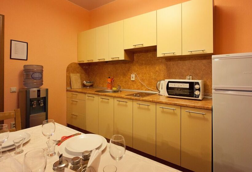 شقة غرفة واحدة, House Of The Hunter