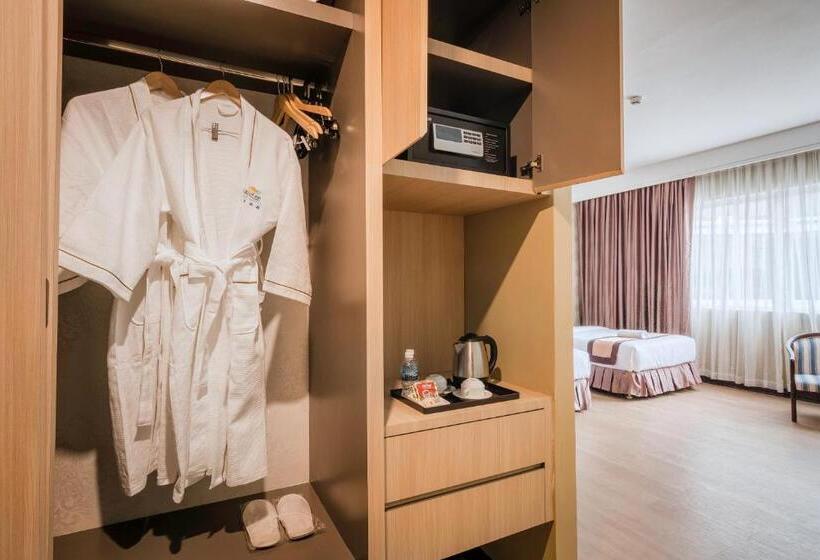 Deluxe Suite, Paradise