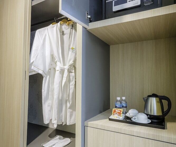 Deluxe Room, Paradise